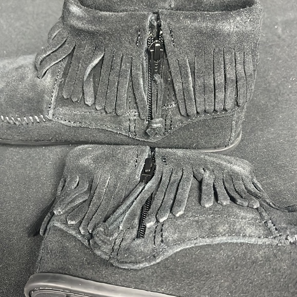 Minnetonka Women’s Concho Feather Black Boot (2931) - Picture 5 of 9